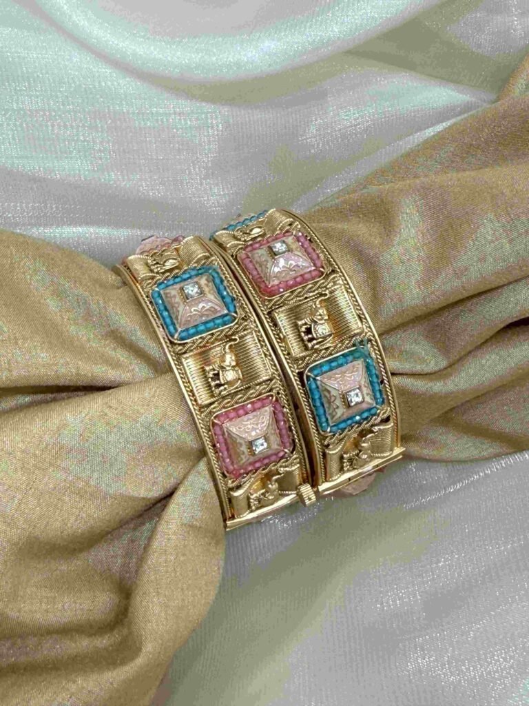 Rajwadi Gold and Gem-Embellished Napkin bengle