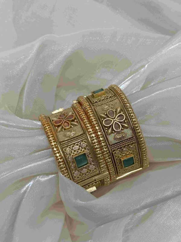 Exquisite Rajwadi Gold Floral Gemstone Bangle